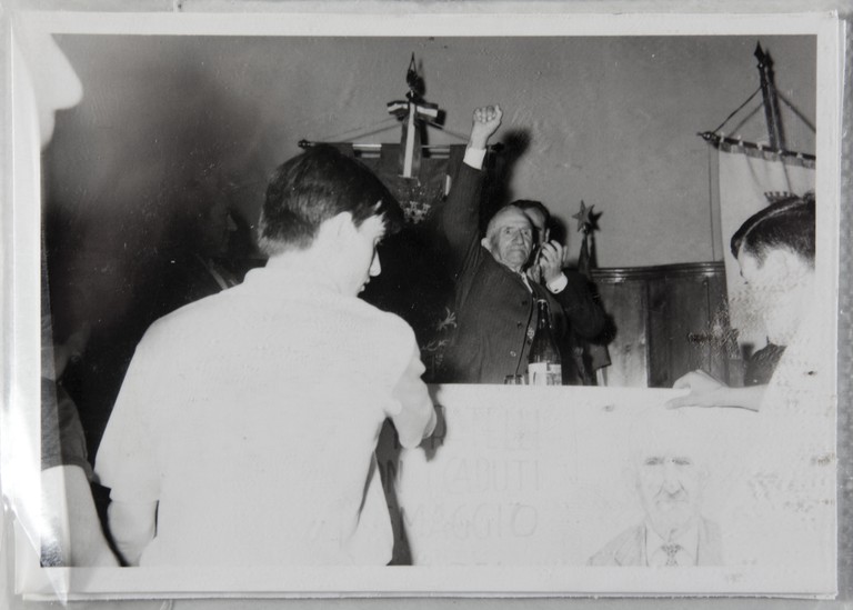 Poggibonsi, 18-19 luglio 1964, XX° anniversario della liberazione e conferimento ad Alcide Cervi della cittadinanza onoraria. Un momento della cerimonia, Alcide Cervi saluta col pugno chiuso